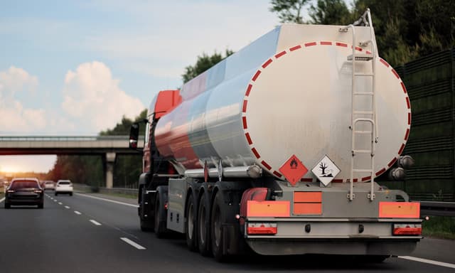 Cursos CAP y ADR en Vigo: tu formación profesional de transporte